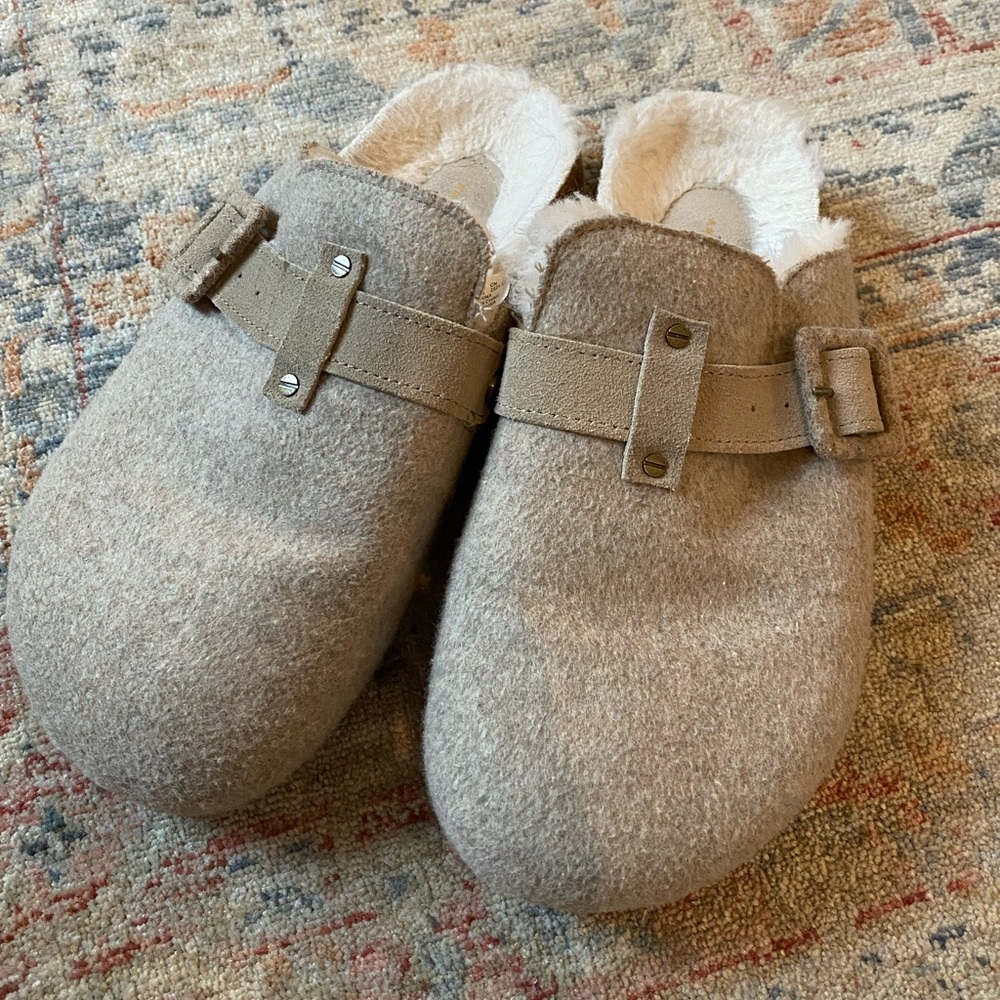 American Eagle felt clogs ~ size 8